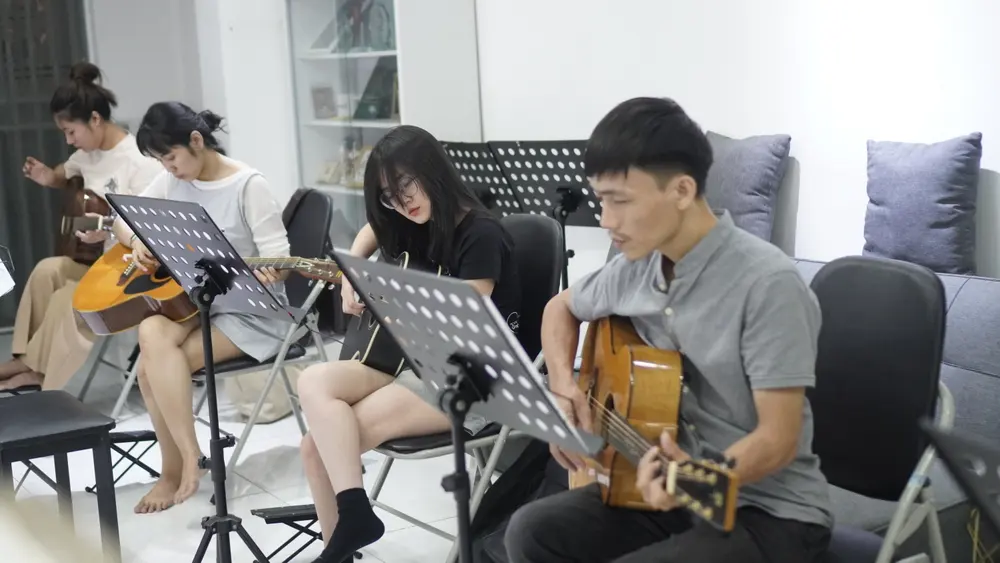 Lớp học Alien Music - Học viên tập luyện