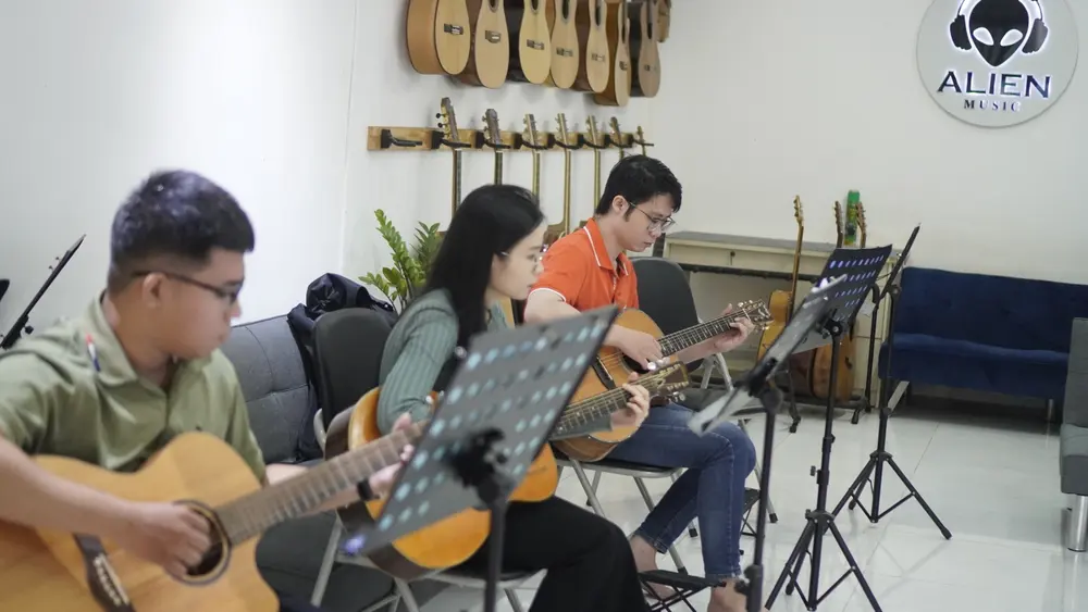Lớp học Alien Music - Giờ học guitar
